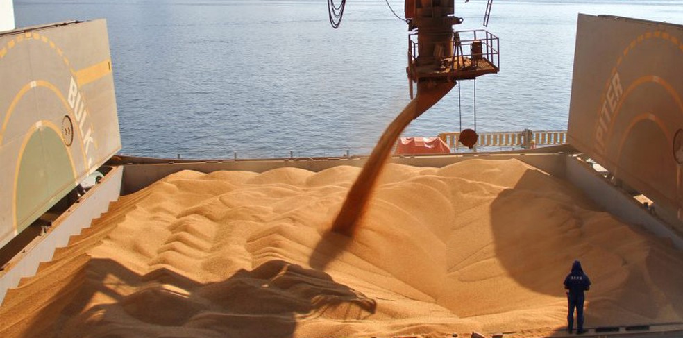 Tráfego intenso de arroz pelas estradas rumo aos portos