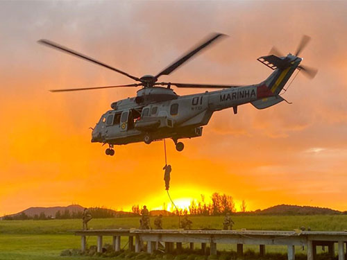 Aviação Naval realiza exercícios em conjunto com Mergulhadores de Combate e Fuzileiros Navais