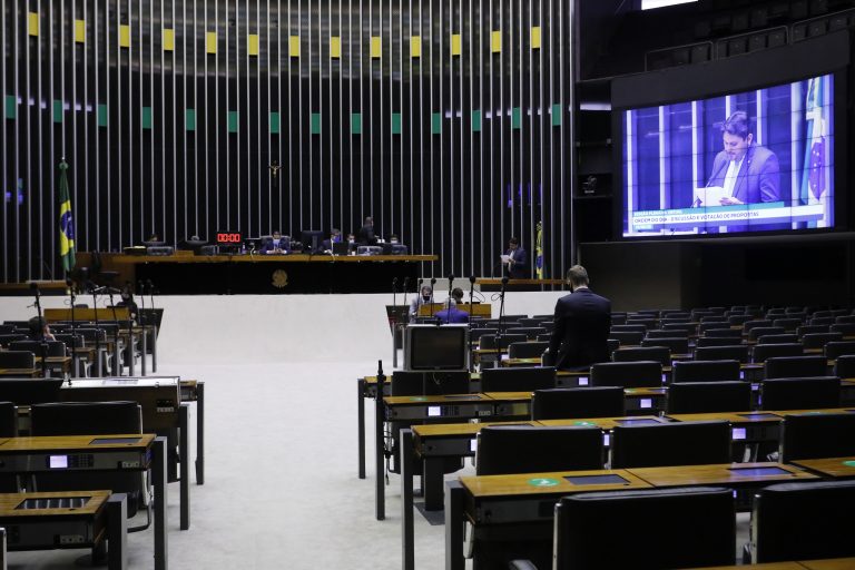 Câmara aprova alterações no Código de Trânsito; carteira de motorista terá validade maior