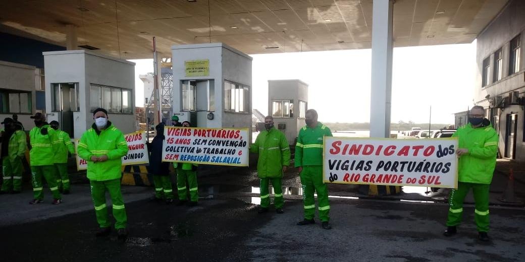 Vigias fazem protesto e impedem entrada de caminhões no Porto do Rio Grande
