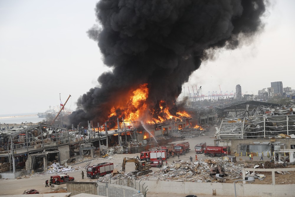 Grande incêndio atinge porto de Beirute, no Líbano