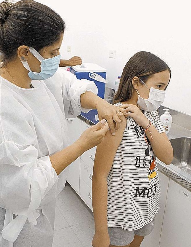 Vacinação começa com filas e preocupação