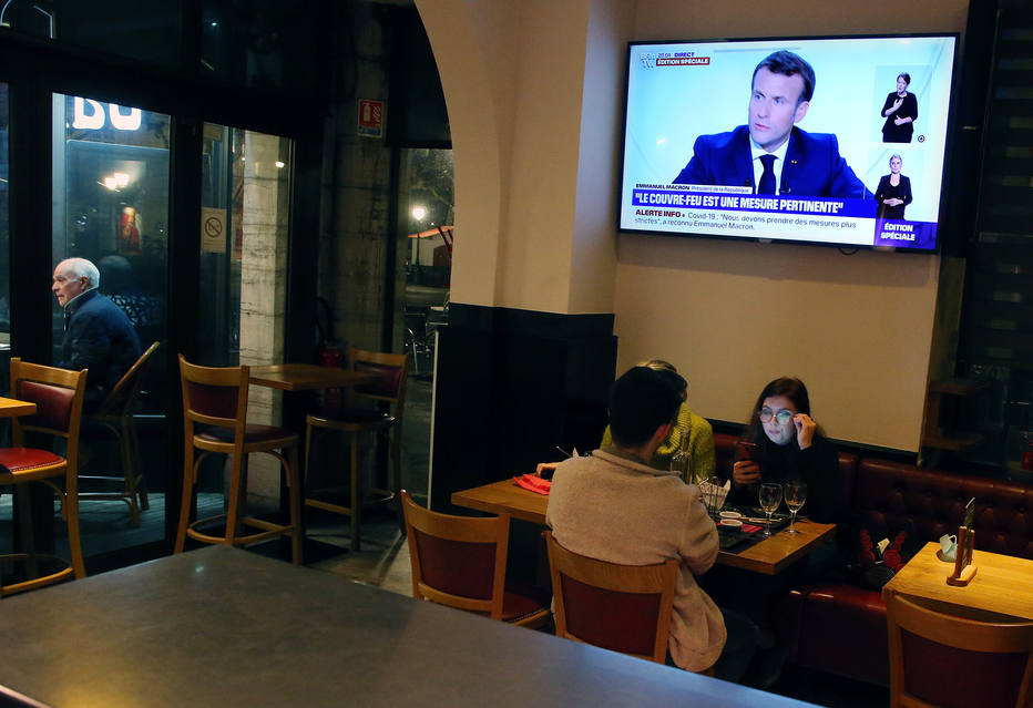 França decreta toque de recolher noturno em Paris e outras oito cidades para conter coronavírus