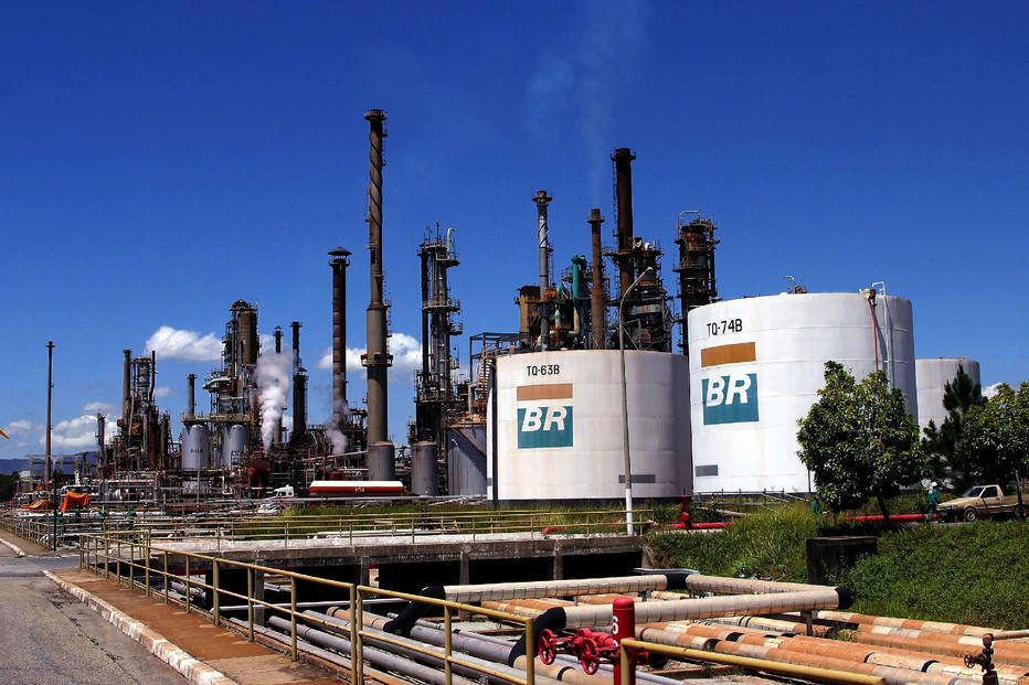 Importação de derivados de petróleo ganha espaço no País, enquanto Petrobrás reduz produção própria