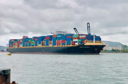 Porto recebe navio gigante que pode transportar até 12 mil contêineres