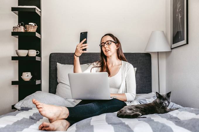 Hora extra e cadeira ruim? MPT divulga normas para home office