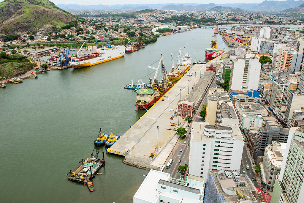 Navios ficam menos tempo atracados nos berços do porto de Vitória