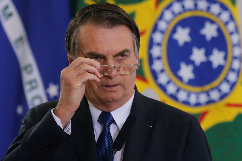 Bolsonaro prorroga mais uma vez corte de jornada e salário