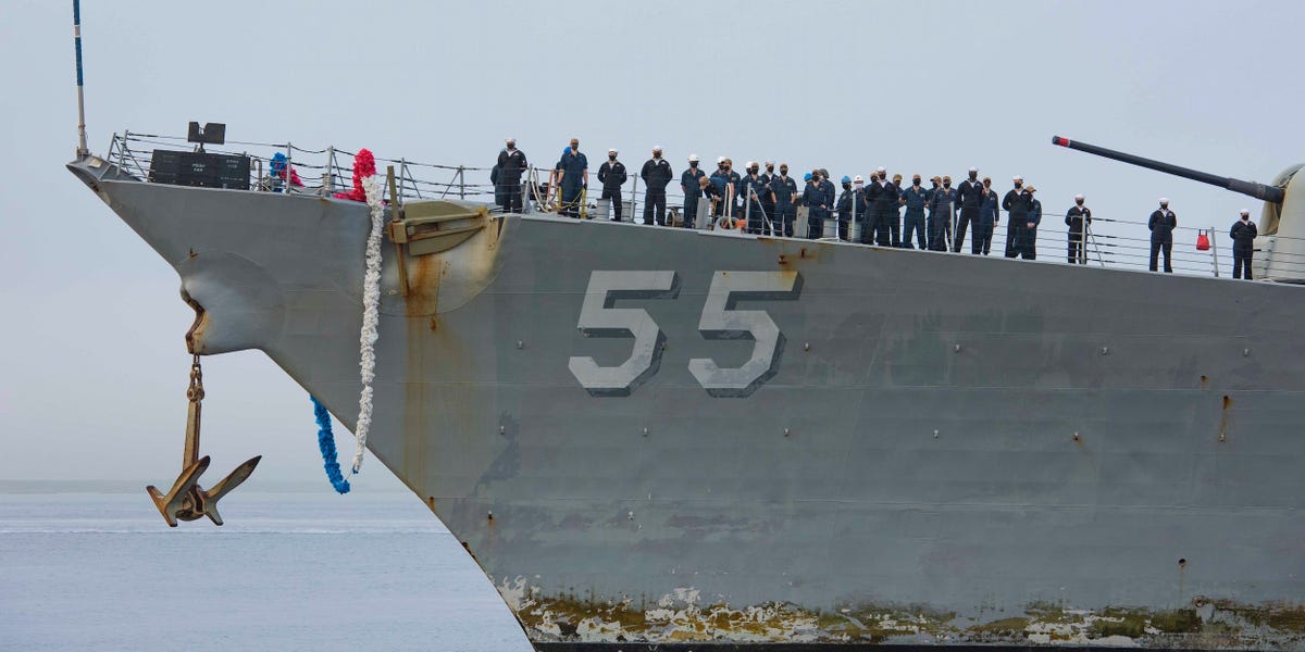 Destróier da Marinha dos EUA bate recorde de 215 dias no mar