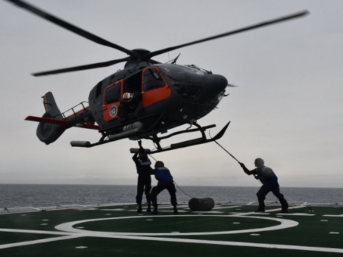 Navio Polar “Almirante Maximiano” realiza comissão de homologação do envelope de vento do novo modelo de aeronave UH-17