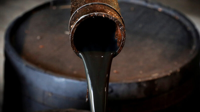 Preços do petróleo ampliam perdas e caem mais de 3% com novos lockdowns na Europa