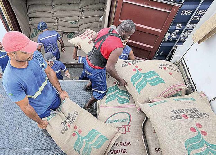 Falta de contêineres atrasa embarques de café a partir de portos brasileiros