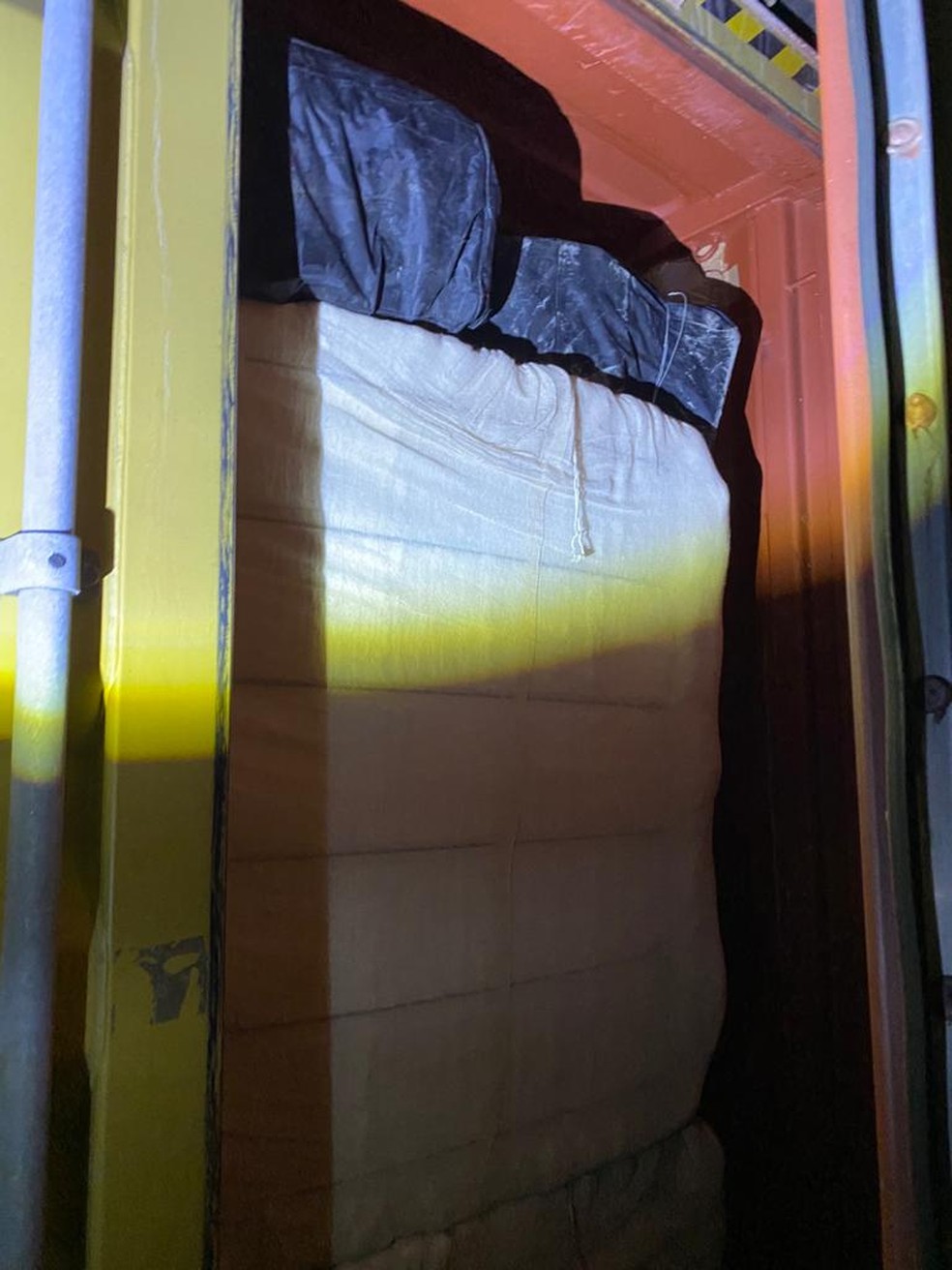 Receita Federal localiza 42 kg de cocaína escondidos em carga de algodão no Porto de Santos, SP