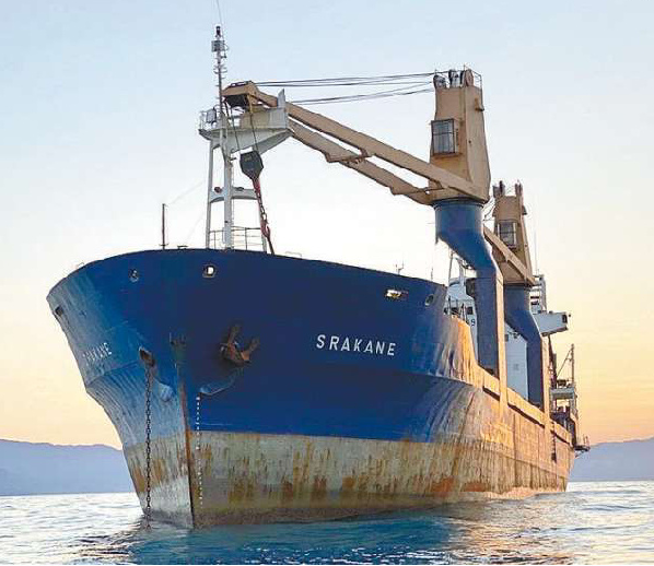 Navio é rebocado para estaleiro