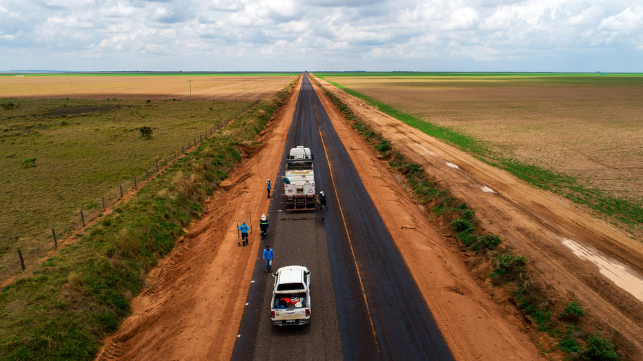 Com governos à míngua, produtores se unem para reformar estradas e portos