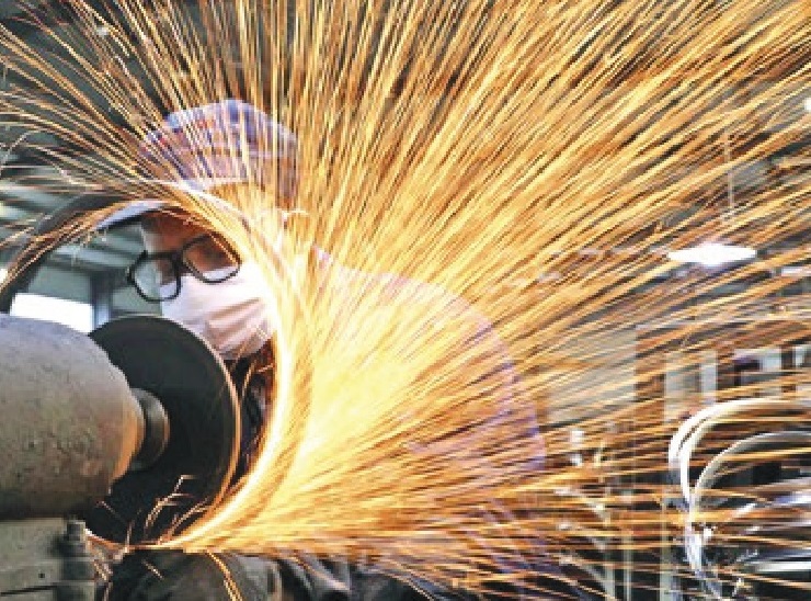 Produção e empregos estão em alta na indústria, diz CNI