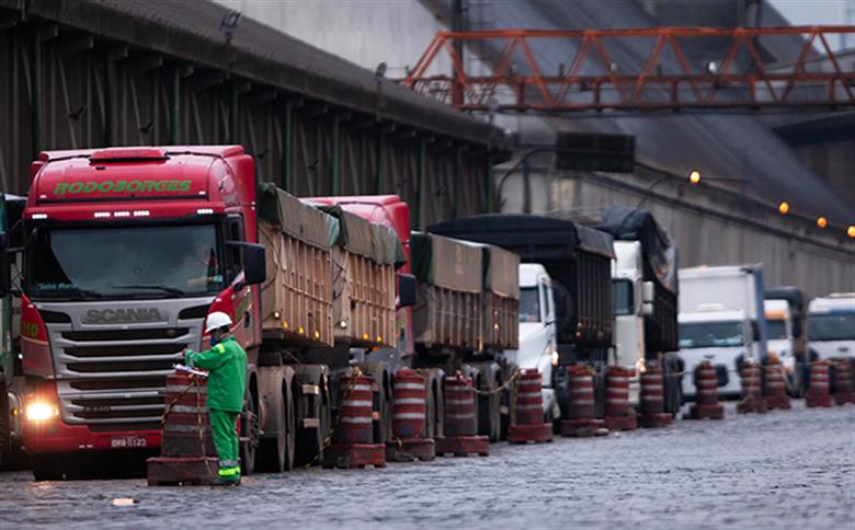 Filas de caminhões no Porto de Santos geram reclamações e multas em fim de ano