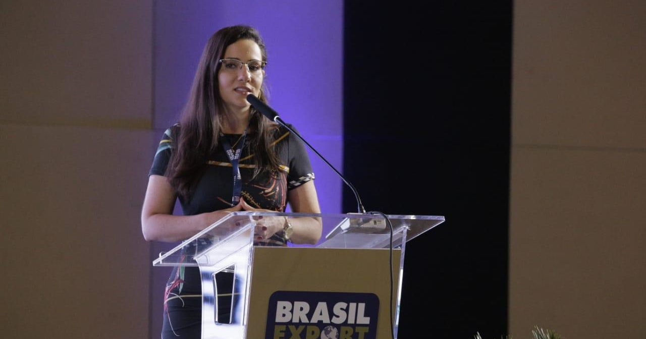 Crescimento na movimentação de cargas é destacado por Mayara Chaves em evento do setor