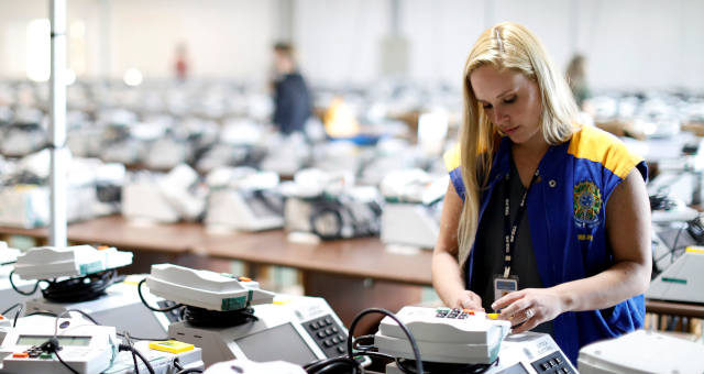 Presidente do TSE quer viabilizar votação via telefone celular