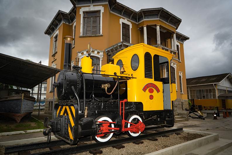 Restaurada, locomotiva histórica volta ao museu do Porto de Santos