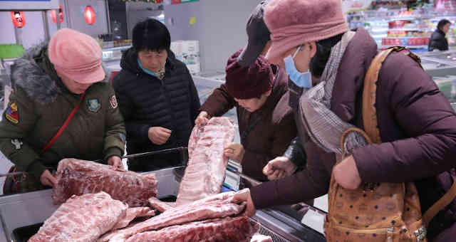 Parceiros comerciais da China reagem irritados a exames de coronavírus em alimentos