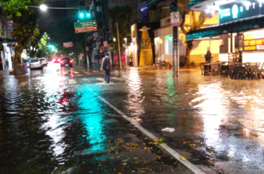 Tempestade da madrugada provocou problemas em toda a Baixada; morros estão em estado de atenção