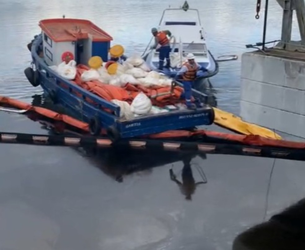Combustível vaza de navio e mobiliza operação de emergência no Porto de Santos, SP