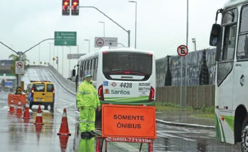Entrada de Santos alaga e CET impede uso do novo viaduto