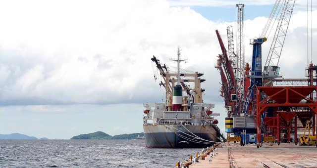 Atracação de navios em portos do Paraná avança 6% em 2020; fluxo segue intenso