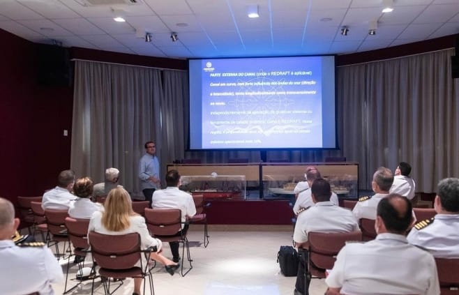 Turma da Escola de Guerra Naval visita Praticagem de SP