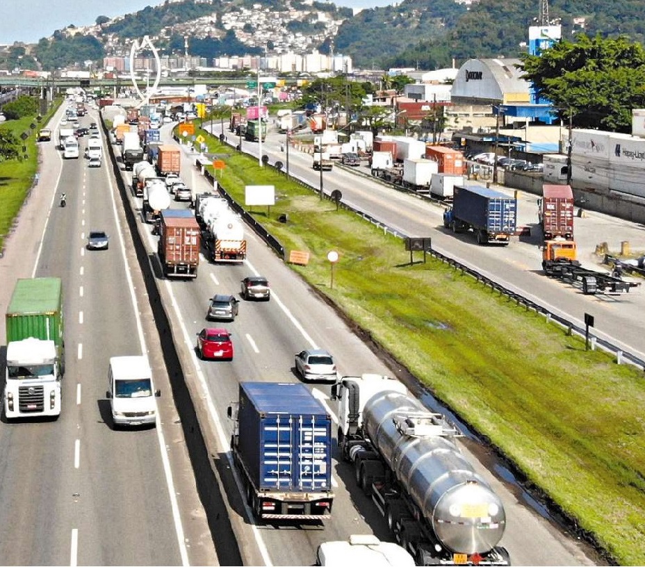 Estado testa tráfego de veículos com até 30 metros na Via Anchieta