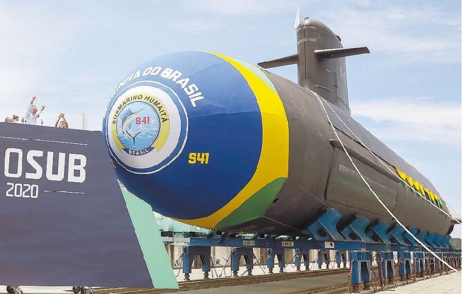 Marinha lança submarino ao mar