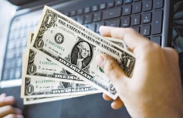 Dólar acelera queda a R$ 5,03