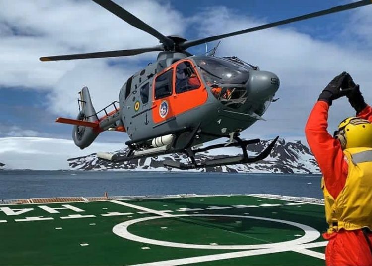 Aeronaves UH-17 da Marinha Brasileira realizam primeiro voo na Antártica