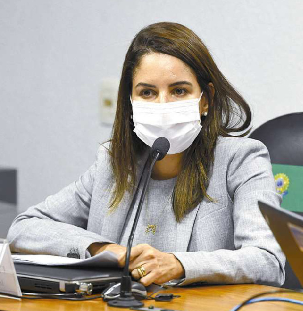 Comissão aprova indicação de Flávia