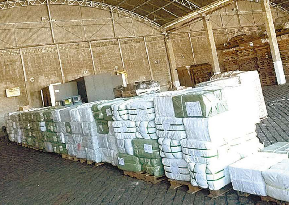 Receita apreende 300 t de roupas importadas