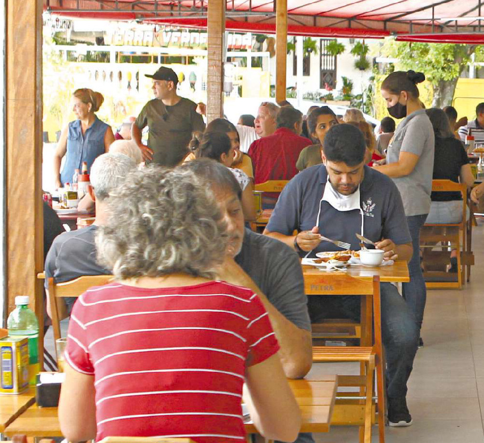 Laranja avermelhado na região