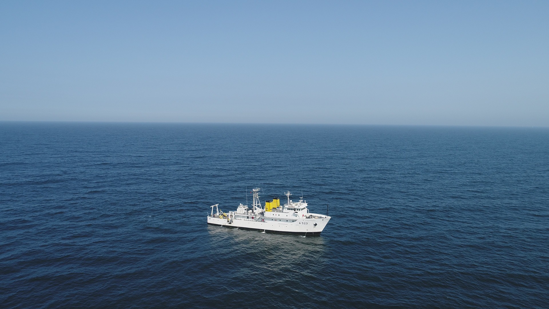 Navio da Marinha investiga e estuda o Mar da Madeira