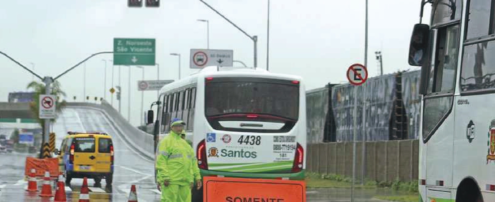 "Lixo no lixo" é a saída para chuva não fechar viaduto