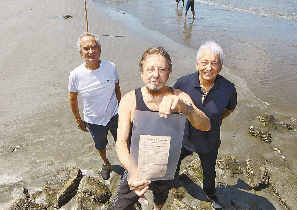 Navio Recreio encalha sua trajetória nas areias de Santos