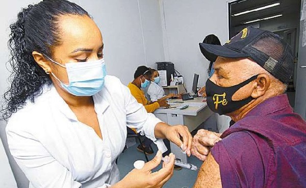 Santos antecipa vacina para idosos acima de 80