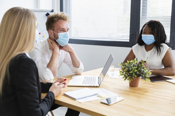Empregador pode ou não exigir uso de máscara no ambiente de trabalho? Entenda