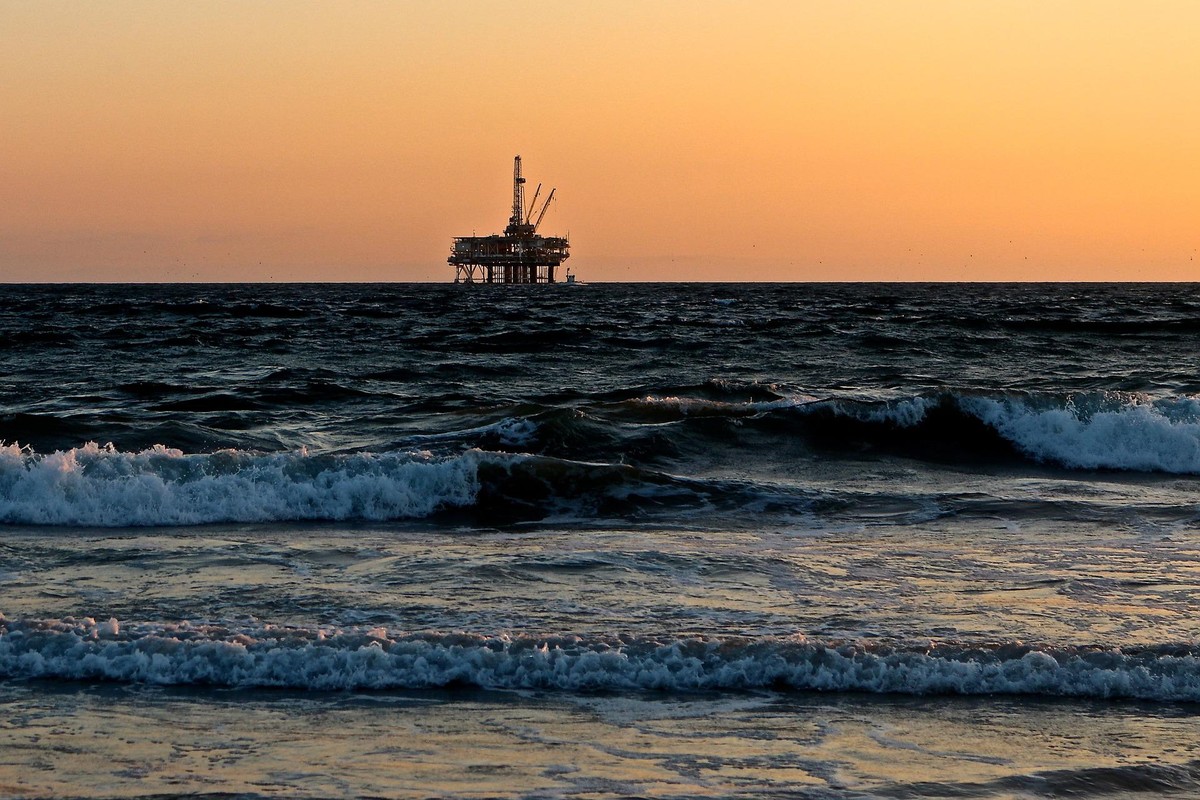 Petróleo tem alta firme e fecha nos maiores níveis desde janeiro de 2020