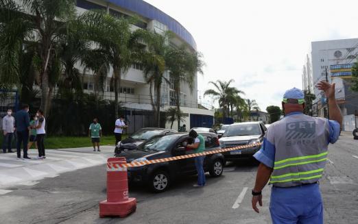 Drive thru da vacinação contra covid-19 terá esquema especial de trânsito em Santos