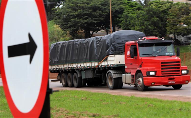 Após nova alta do diesel, caminhoneiros voltam a falar em greve