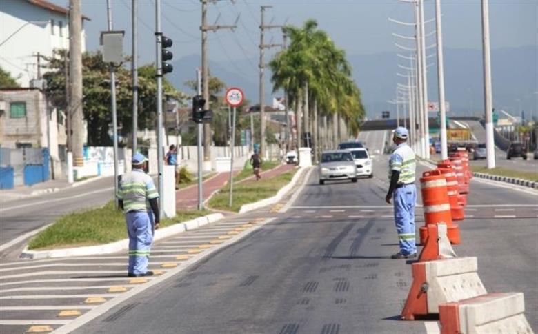 Barreira sanitária em Santos aborda 318 carros em um dia
