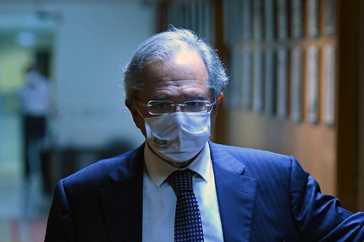 Para voltarem a trabalhar, Guedes quer vacinar pobres em até 4 meses