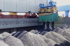 Porto de Imbituba realiza embarque piloto de coque em contêineres