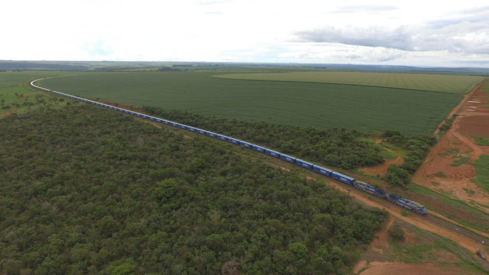 Rumo opera trens com 120 vagões com transporte de soja entre MT e SP