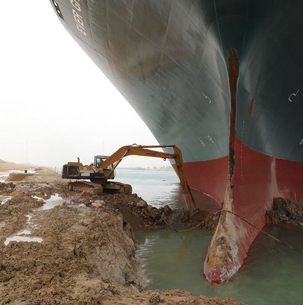 Congestionamento cresce e mais de 200 navios esperam desbloqueio do Canal de Suez